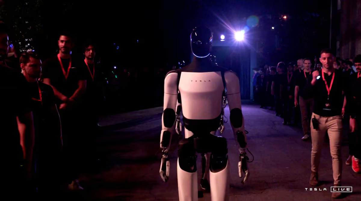 [5/11]Tesla's Optimus robots walk on the day of an unveiling event in Los Angeles, California, U.S. October 10, 2024, in this still image taken from a video. Photo: Reuters