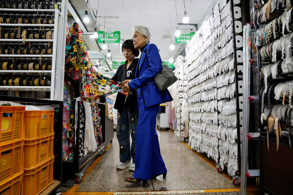 [4/5]Choi Soon-hwa, an 81-year-old senior model who won the best dressed award at Miss Universe Korea as the oldest contestant, and her friend Yun Mi-young, a 59-year-old senior model, browse fabrics at the Dongdaemun Market, in Seoul, South Korea October 4, 2024. Photo: Reuters