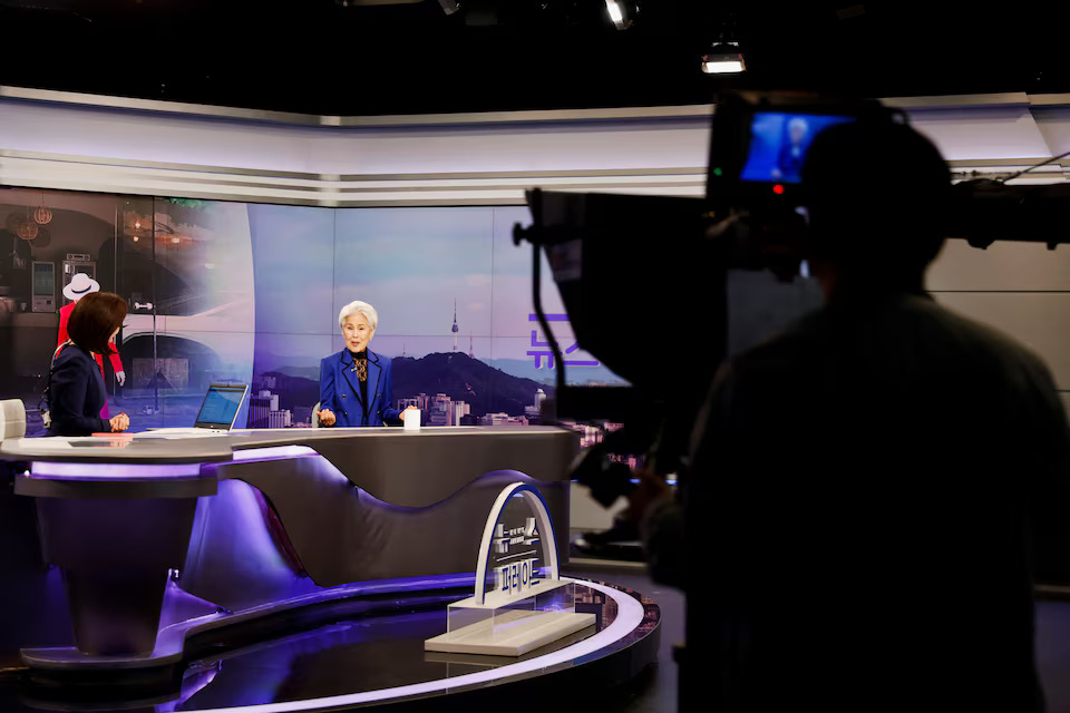 [5/5]Choi Soon-hwa, an 81-year-old senior model who won the best dressed award at Miss Universe Korea as the oldest contestant, gets an interview by an anchor on the morning news at the studio in Seoul, South Korea October 4, 2024. Photo: Reuters