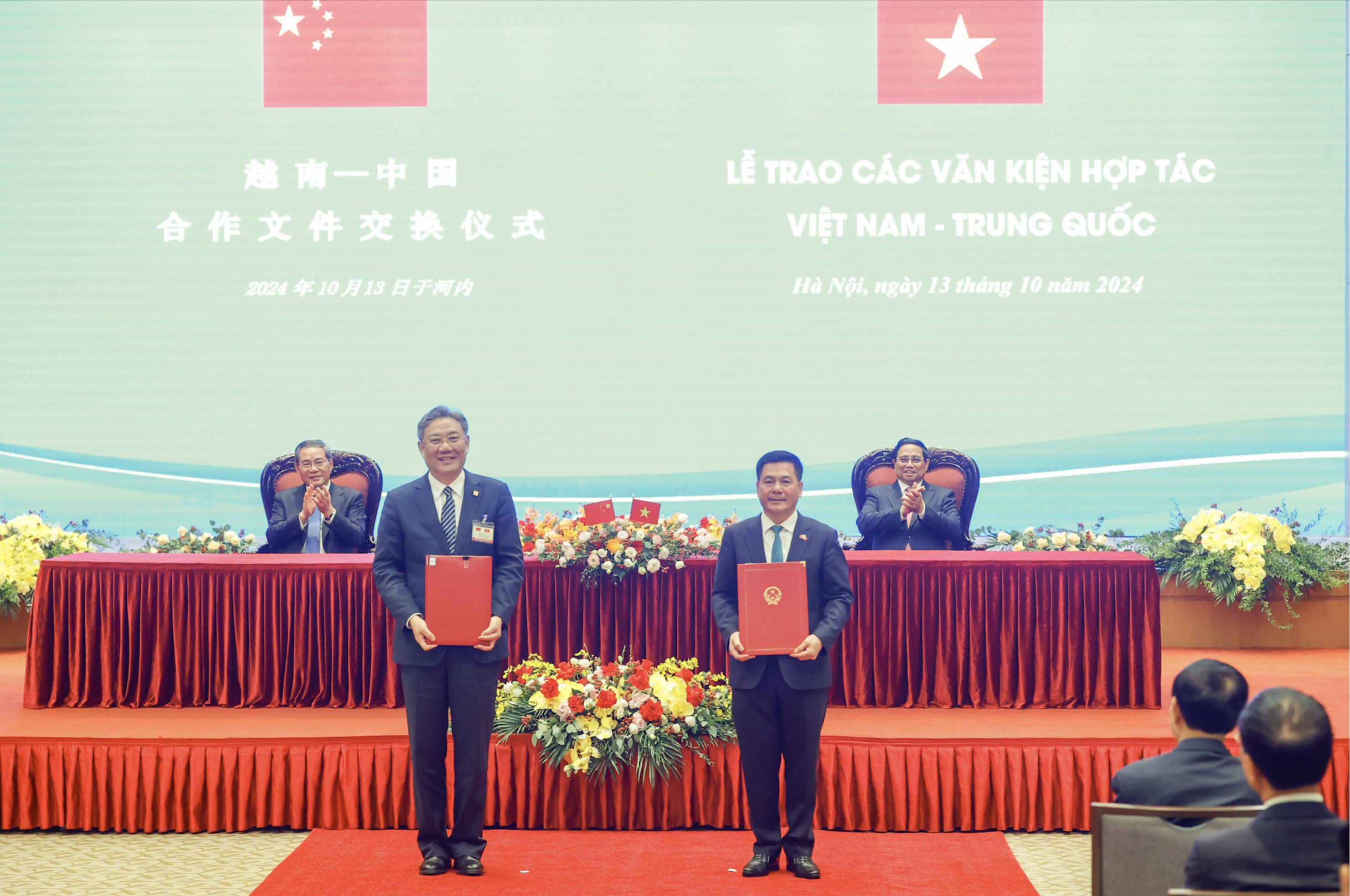 Vietnam, China exchange 10 cooperation deals