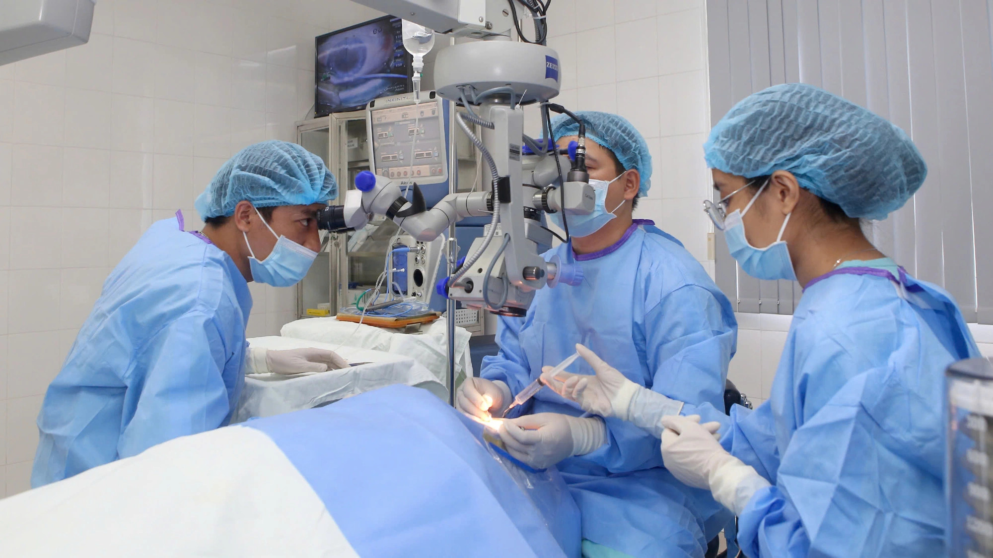 4 patients regain sight thanks to 2 eye donors in central Vietnam