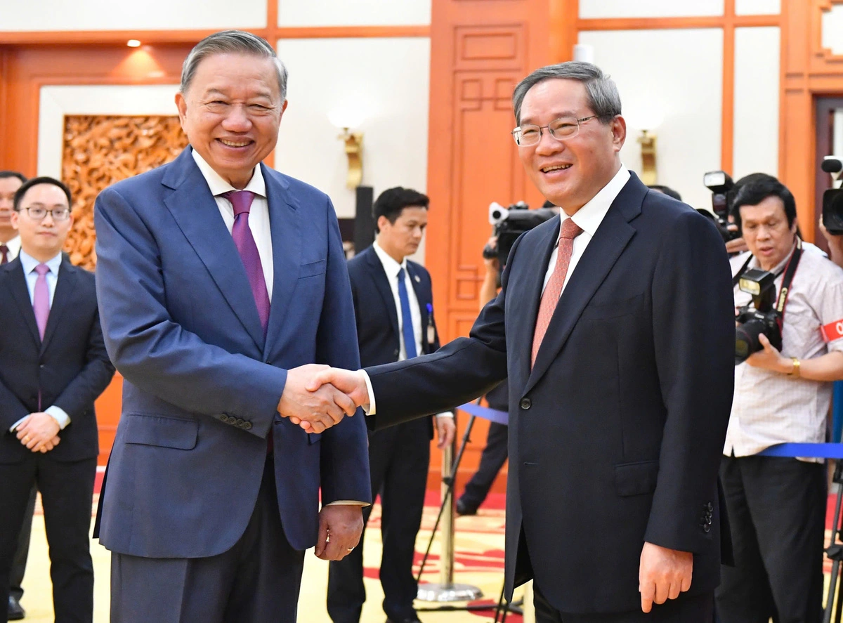 Vietnam, China pledge to give priority to each other, promote all-round ties