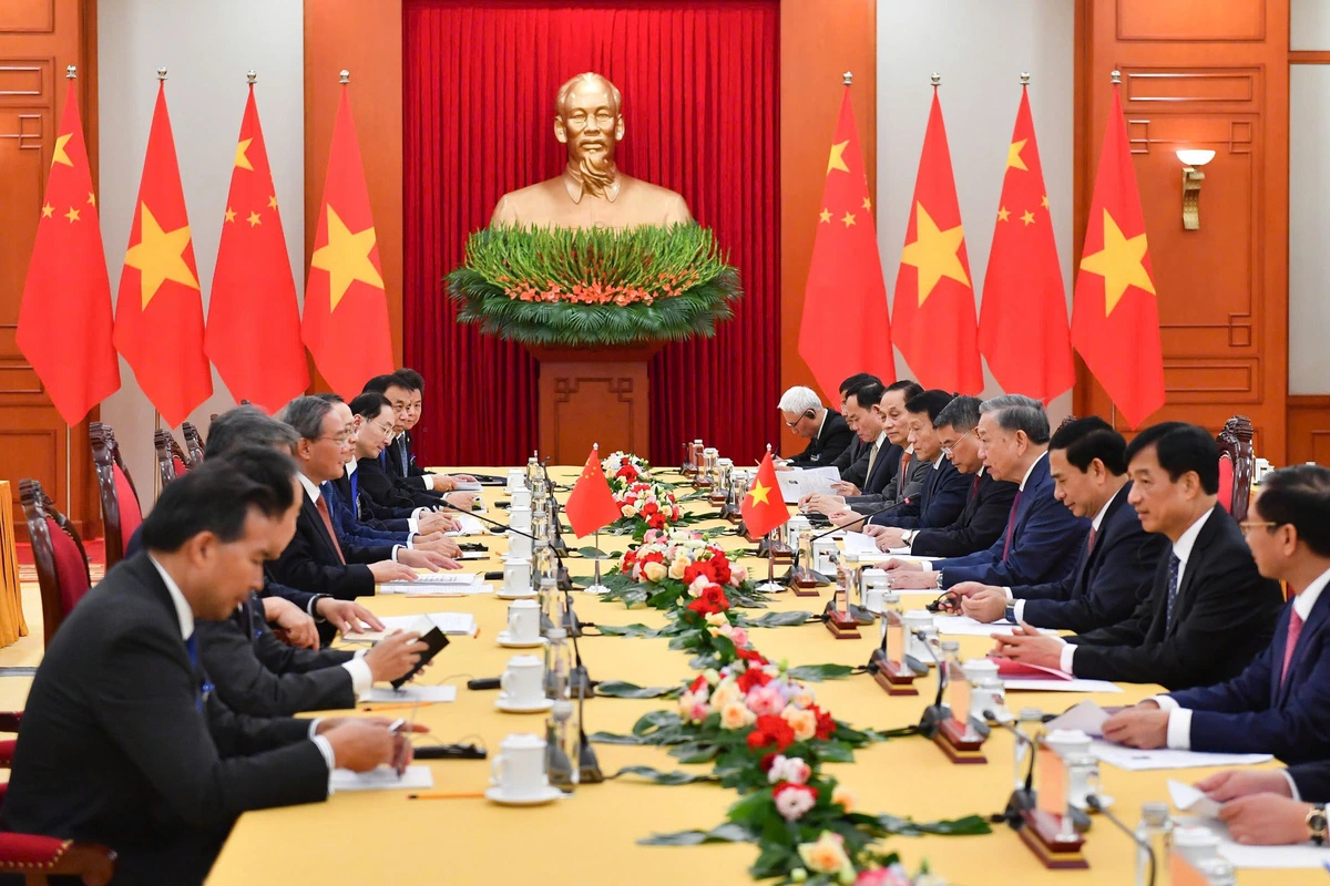 An overview of the meeting between Vietnamese Party General Secretary and State President To Lam (R) and Chinese Prime Minister Li Qiang, along with other officials from the two sides, in Hanoi, October 12, 2024. Photo: Nam Tran / Tuoi Tre