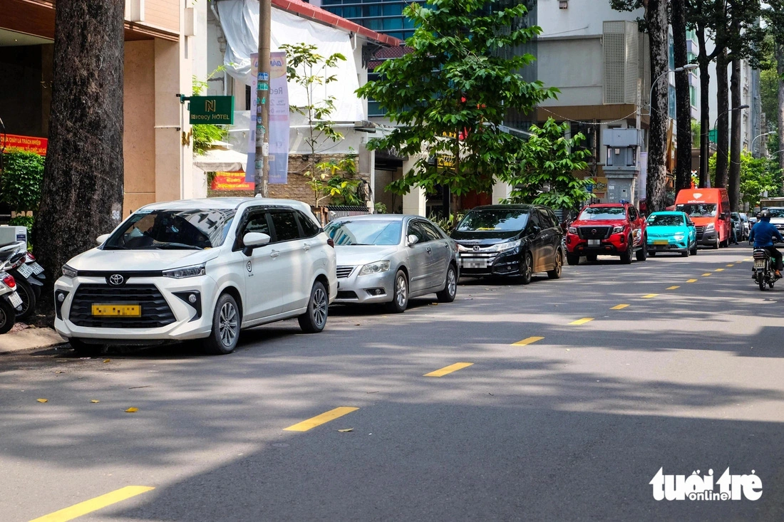 Car parking chaos grips downtown Ho Chi Minh City