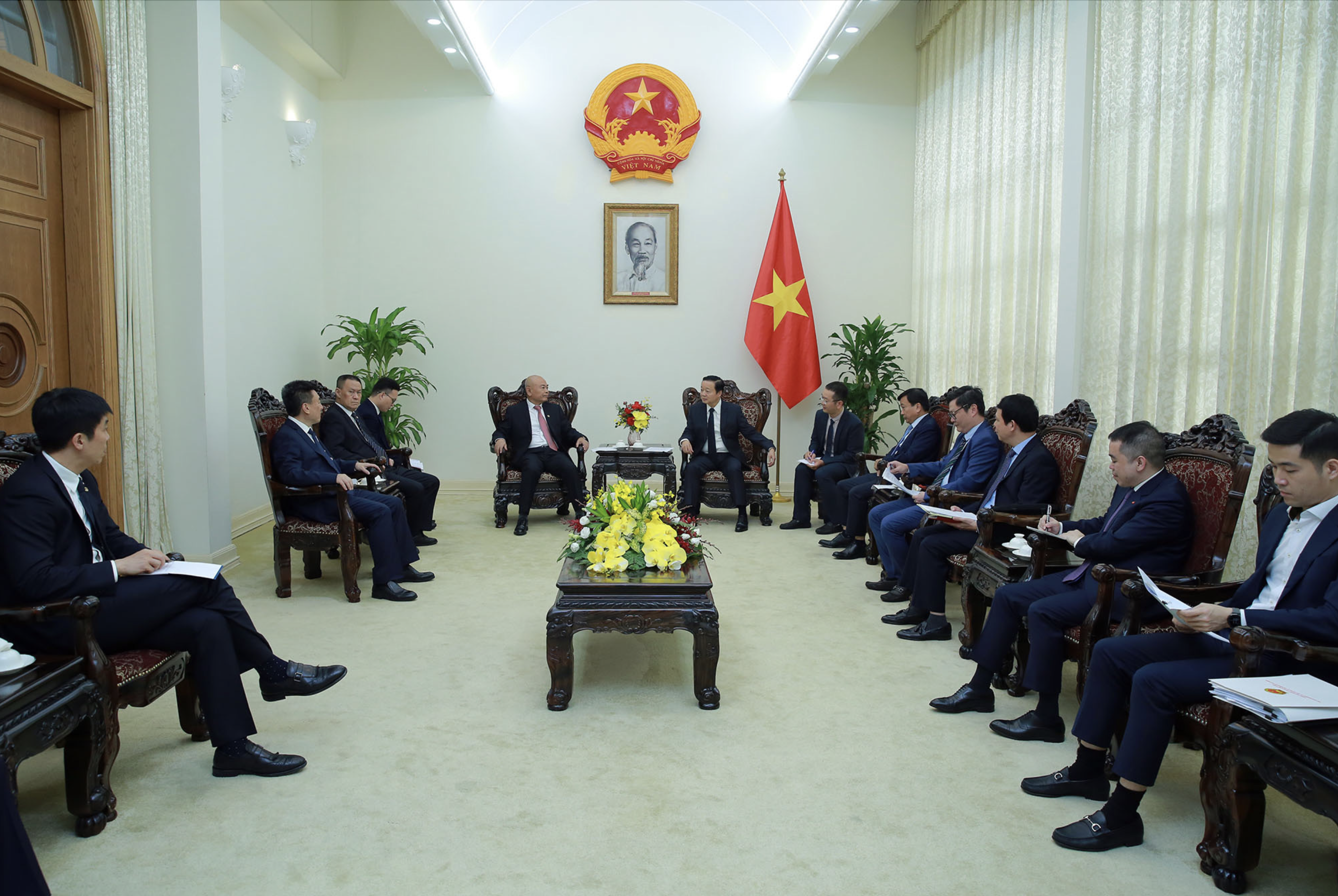 Vietnamese deputy premier encourages Chinese firm to join Vietnam-China rail projects