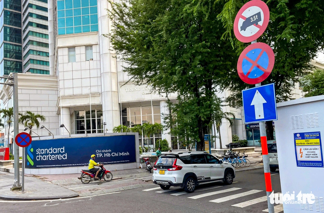 A sign banning vehicle stops and parking on Nguyen Du Street in District 1, Ho Chi Minh City. Photo: Chau Tuan / Tuoi Tre