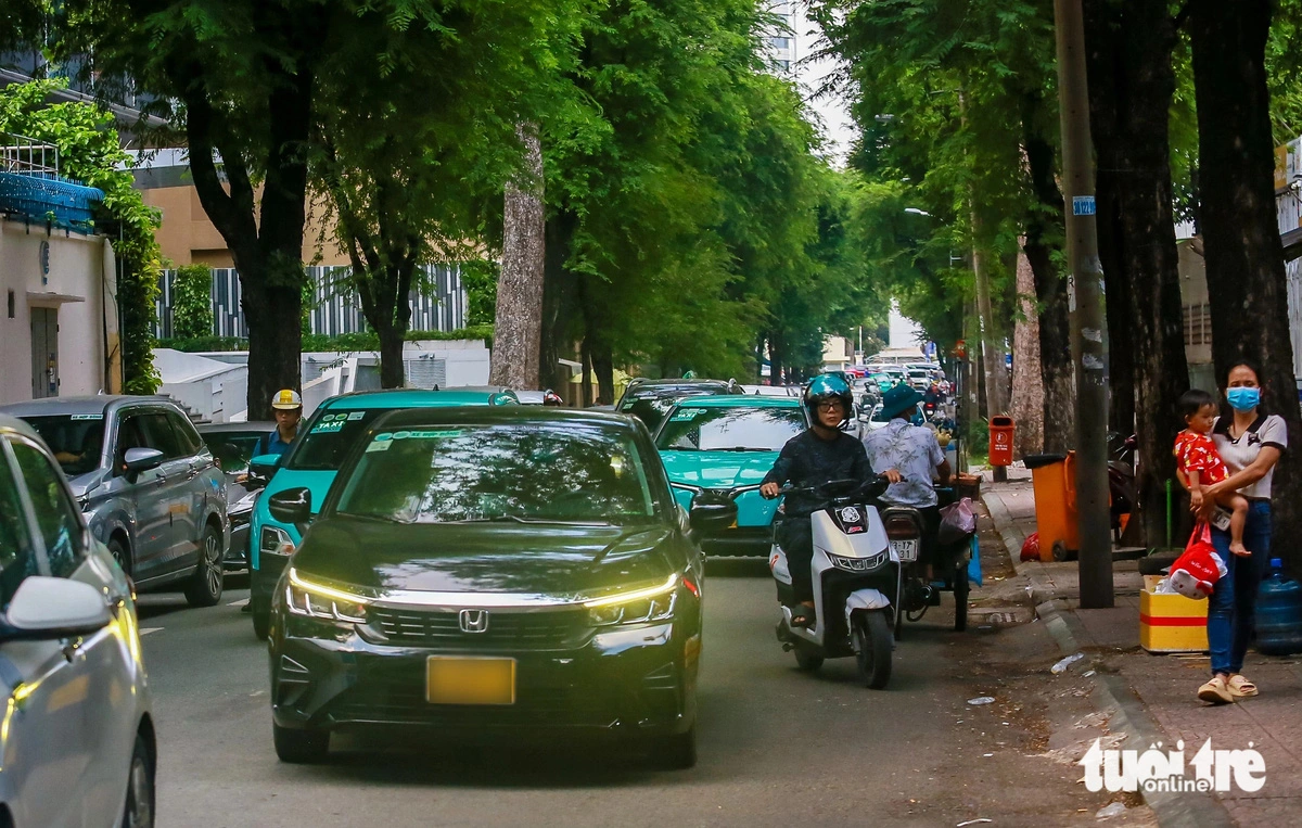 The illegal car parking impedes traffic, causes congestion and poses a high risk of traffic accidents in Ho Chi Minh City. Photo: Chau Tuan / Tuoi Tre