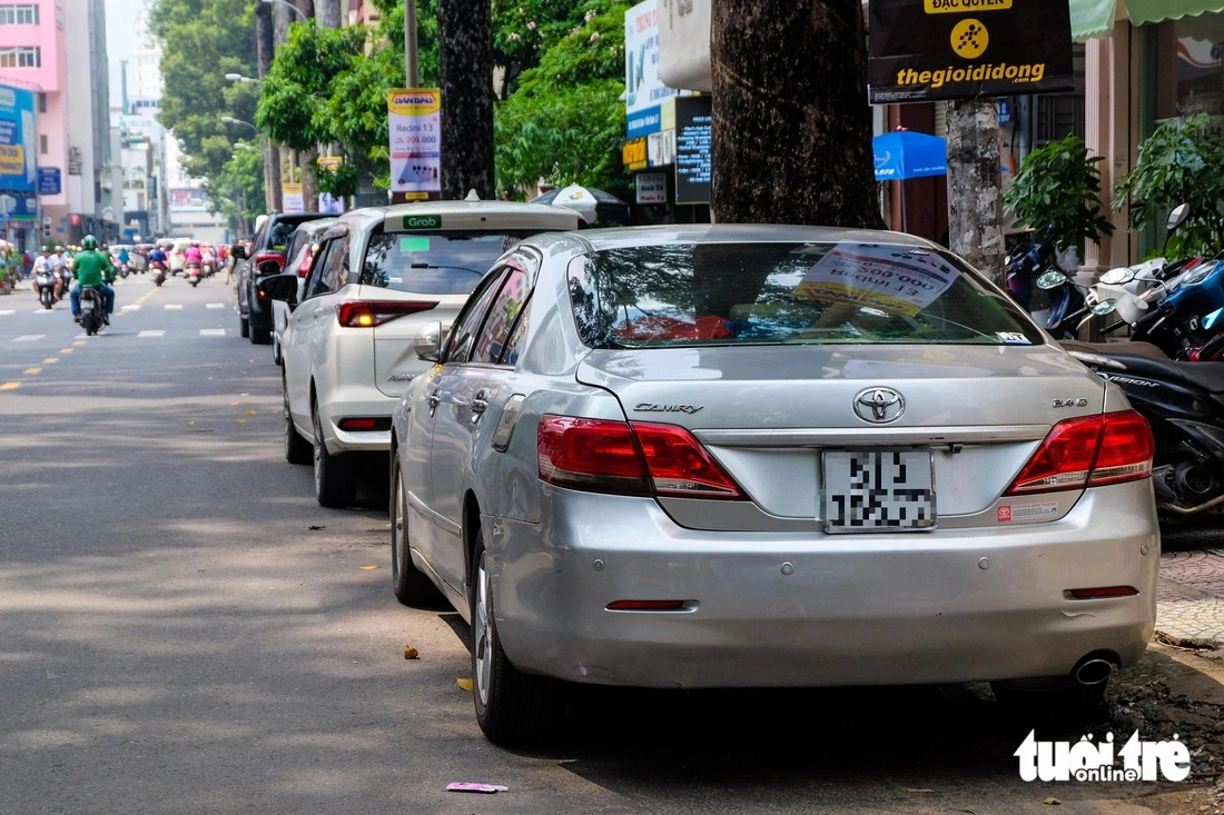 Cars are mainly parked illegally in front of hotels, eateries and restaurants on Bui Thi Xuan Street in District 1, Ho Chi Minh City. Photo: Phuong Nhi / Tuoi Tre