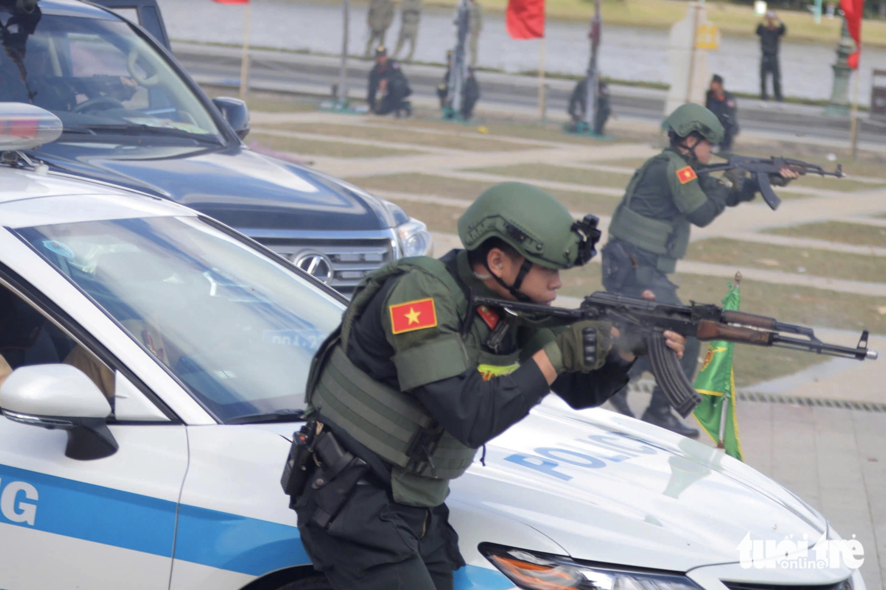 Police officers demonstrate how to approach a target at the opening ceremony of the Health for National Security Festival held in Da Lat City, Lam Dong Province, Vietnam, October 13, 2024. Photo: M.V. / Tuoi Tre