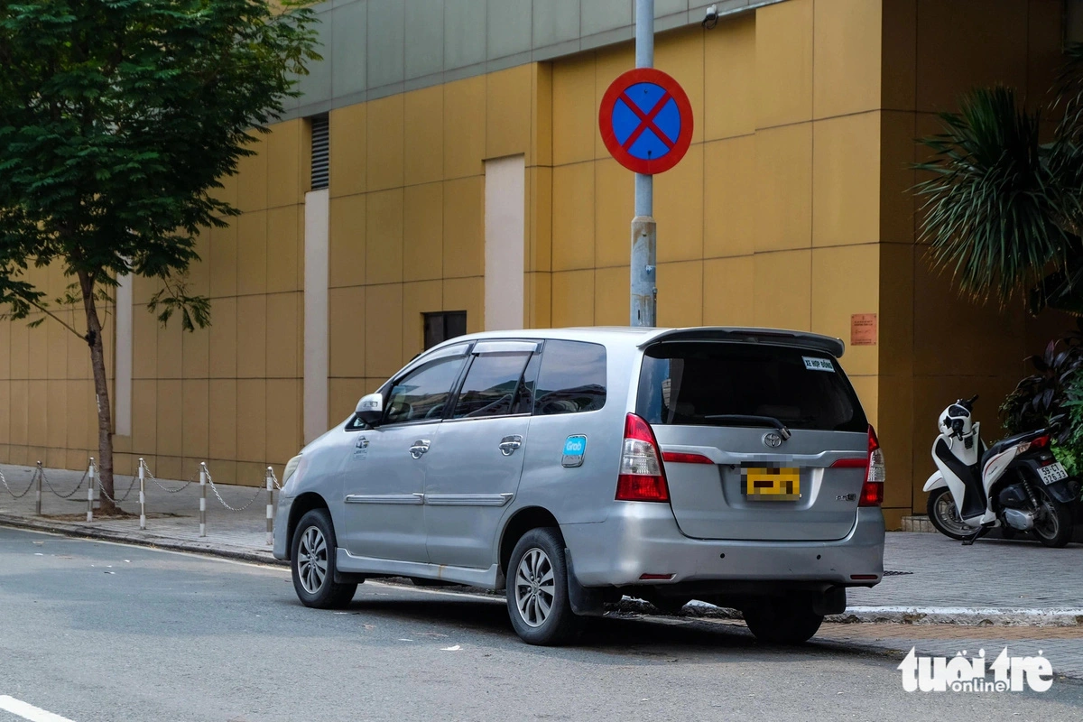 Cars are parked on Pham Hong Thai Street in District 1, Ho Chi Minh City, even next to a sign banning car stops and parking. Photo: Phuong Nhi / Tuoi Tre