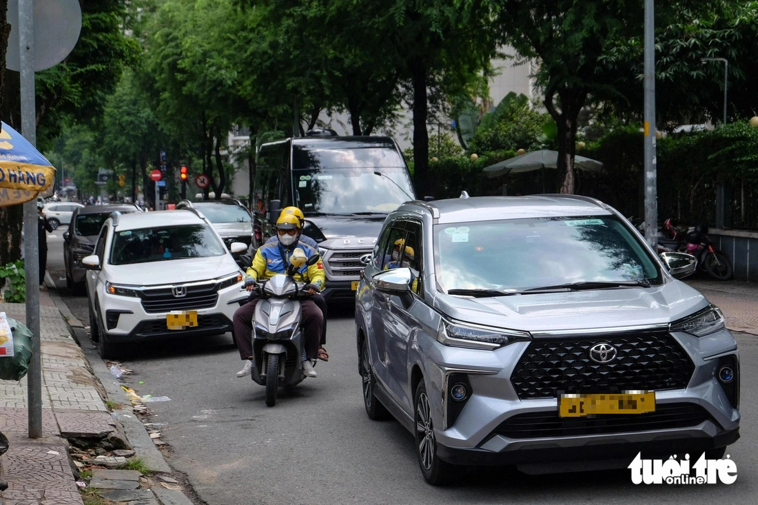 On Thai Van Lung Street in District 1, Ho Chi Minh City, cars parked on the roadbed obstruct traffic. Photo: Phuong Nhi / Tuoi Tre