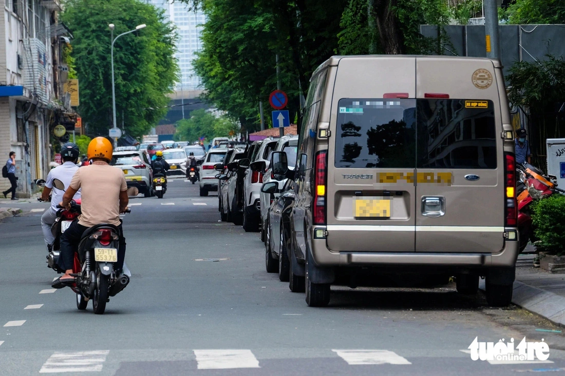 A long line of cars parked on the roadbed of Nguyen Sieu Street in Ho Chi Minh City. Photo: Phuong Nhi / Tuoi Tre