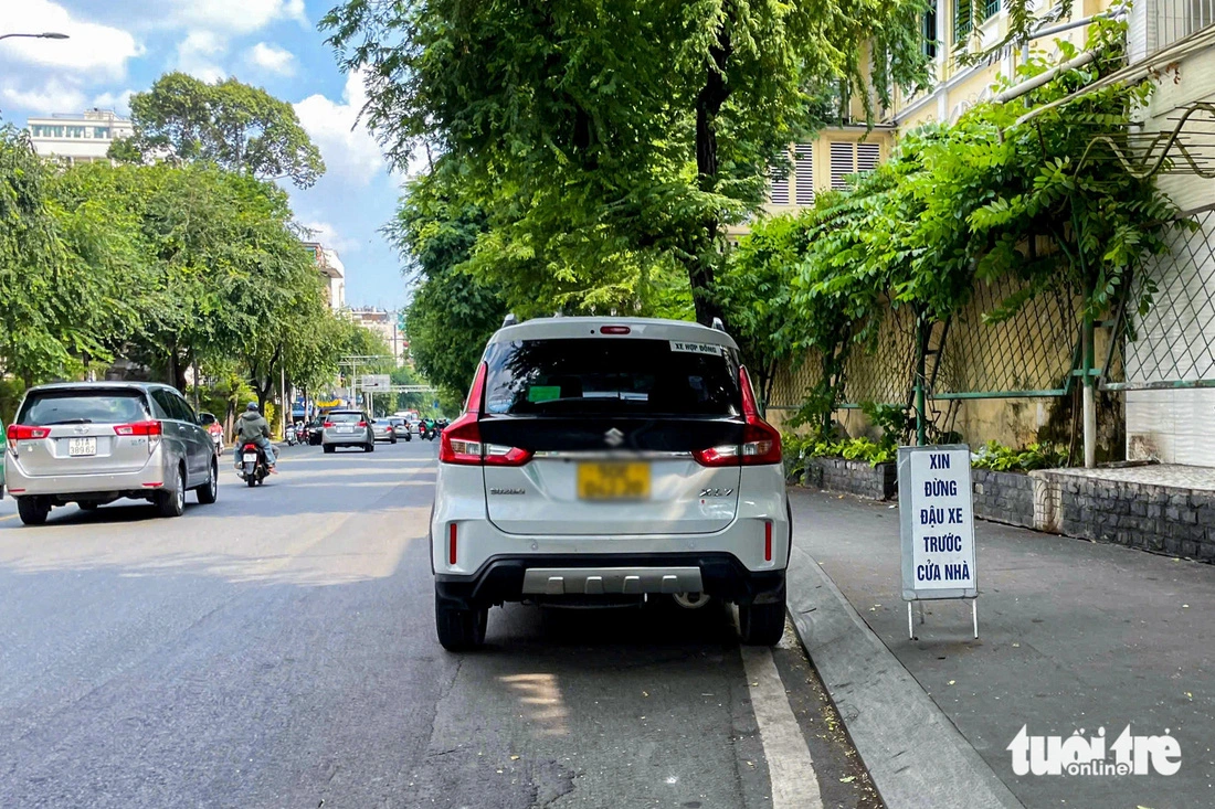 A car is parked on the roadbed of Hai Ba Trung Street, next to a sign ‘Please do not park in front of the house’ in Ho Chi Minh City. Photo: Chau Tuan / Tuoi Tre