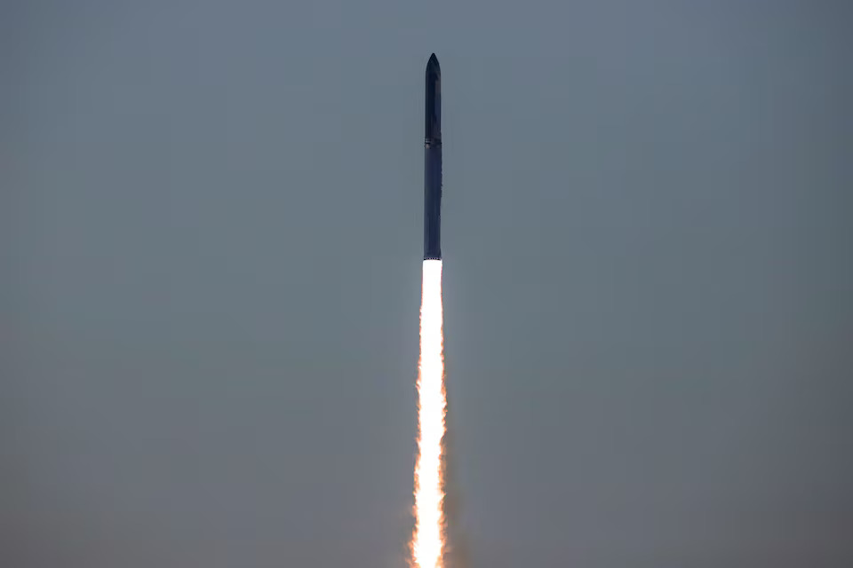 [5/8]SpaceX's Starship flies during its fifth flight test, in Boca Chica, Texas, U.S., October 13, 2024. Photo: Reuters