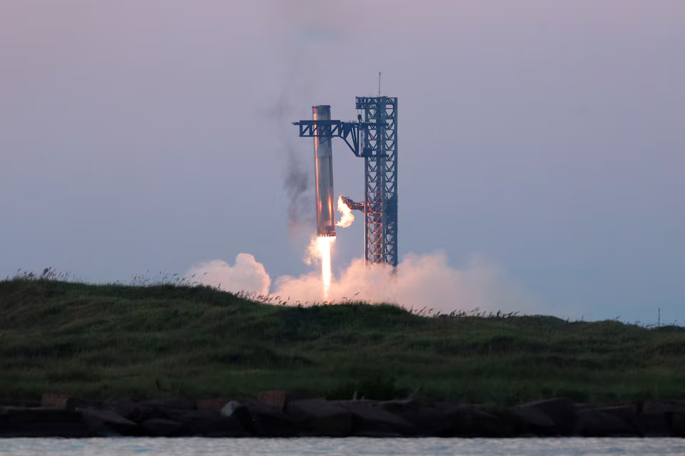 [7/8]SpaceX's Starship lifts off, Boca Chica, Texas, October 13, 2024. Photo: Reuters