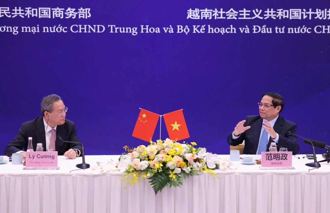 Vietnamese Prime Minister Pham Minh Chinh (R) speaks while he and Chinese counterpart Li Qiang attend a Vietnam-China business workshop in Hanoi on October 13, 2024. Photo: Quang Phuc / Tuoi Tre