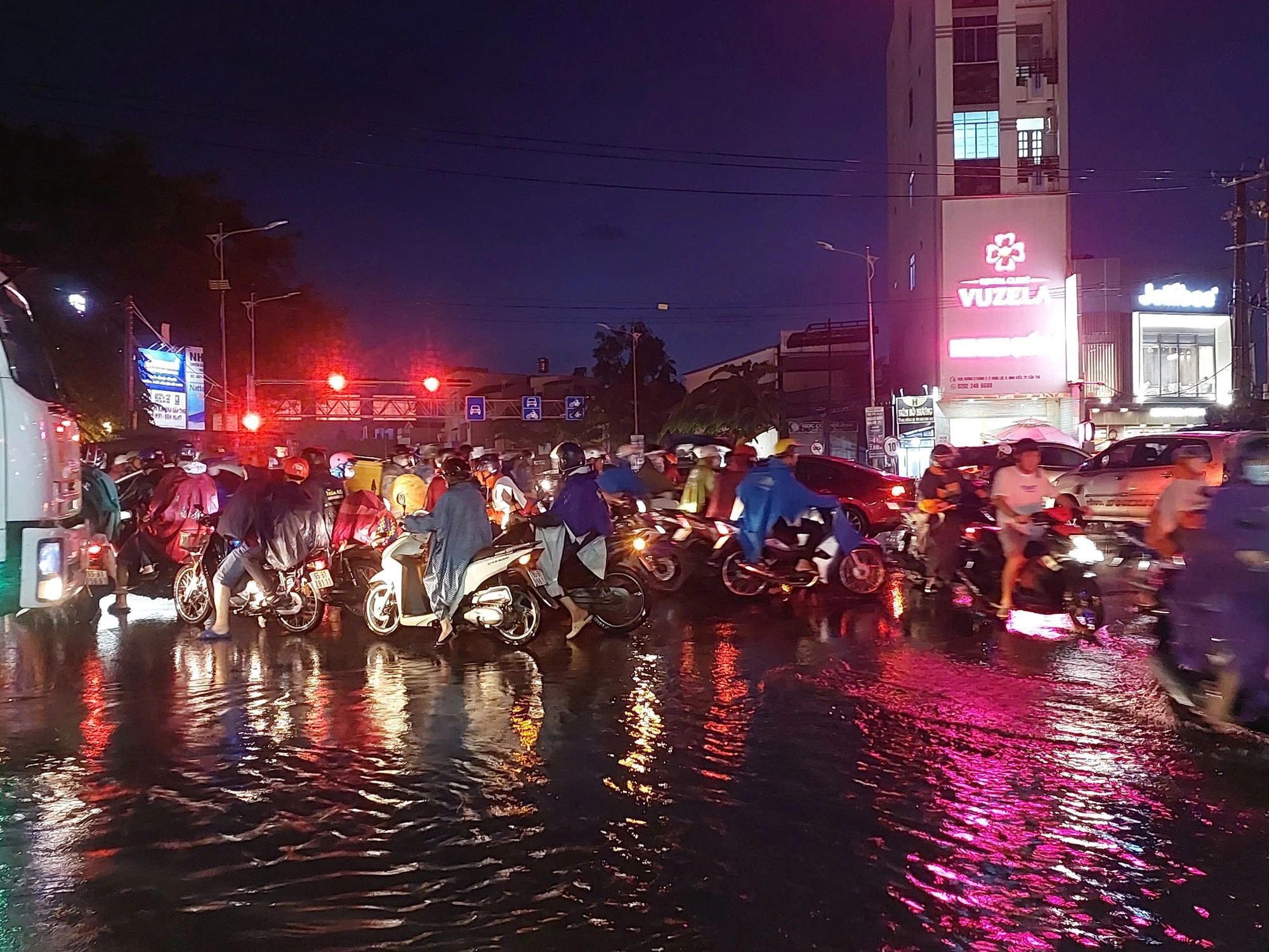 Road users face traffic congestion due to heavy flooding at the intersection of February 3 Street and Tran Hoang Na Street in Can Tho City, southern Vietnam, October 14, 2024. Photo: Kim Thu