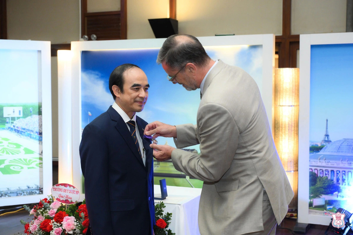 Vietnamese university rector presented with France’s Order of Academic Palms