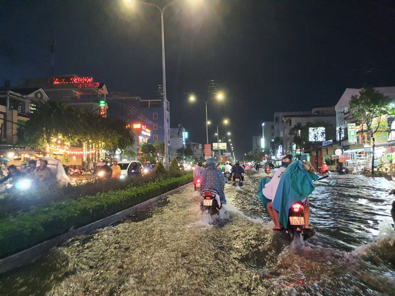 Flooding hits Nguyen Van Cu Street in Ninh Kieu District, Can Tho City, southern Vietnam, October 14, 2024. Photo: T.Luy / Tuoi Tre