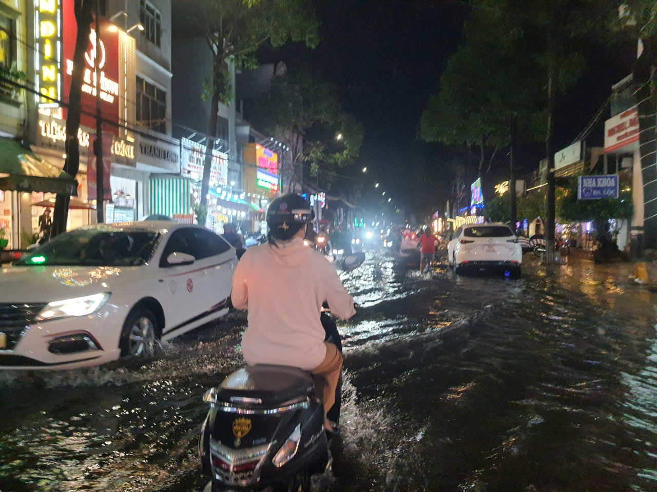 Hours-long rain leaves streets underwater in Vietnam’s Can Tho