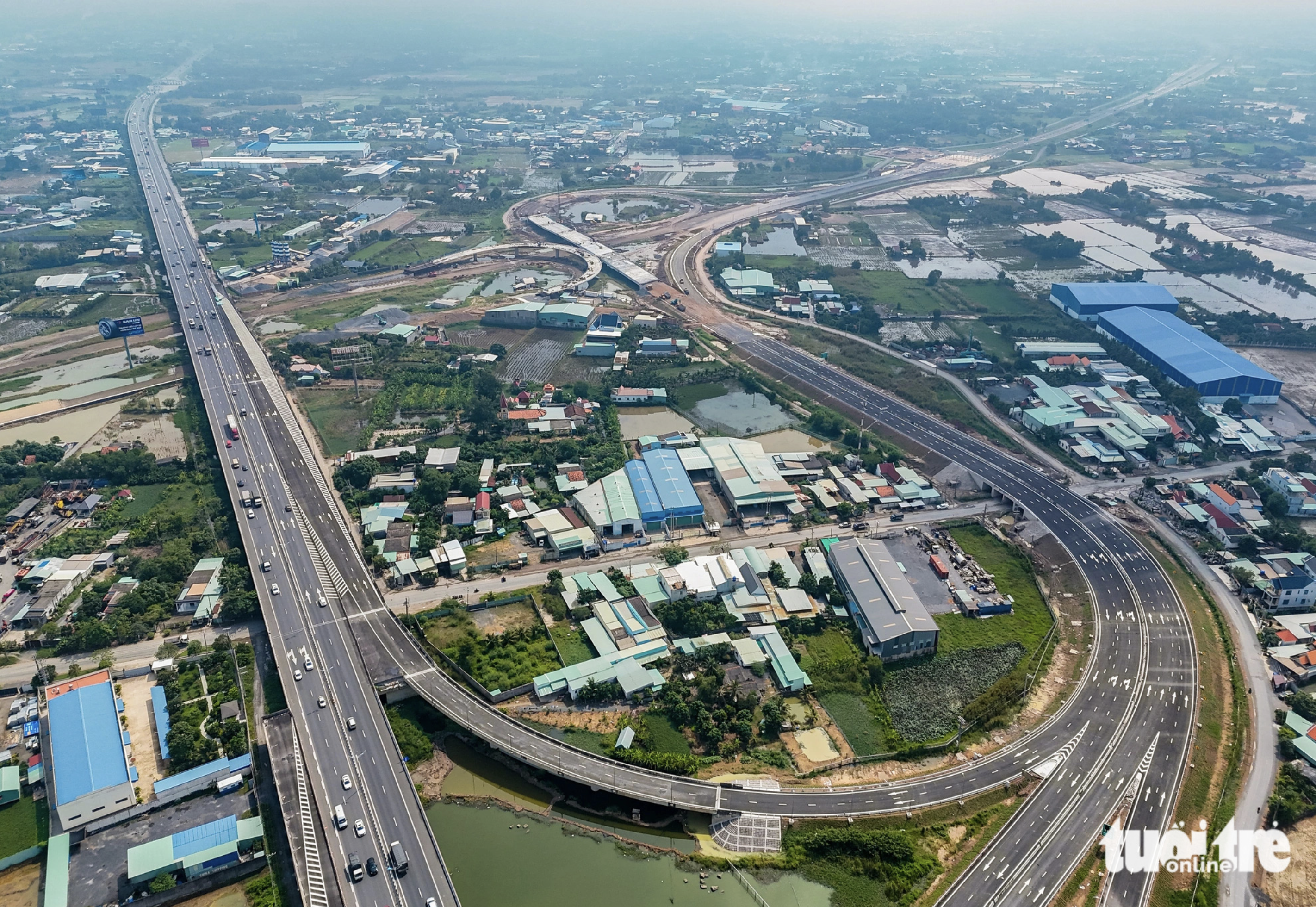 A bird’s-eye view of the My Yen Intersection in Long An Province, which connects the Ho Chi Minh City - Trung Luong Expressway, the Ben Luc - Long Thanh Expressway and the underway Ring Road No. 3, designed to connect Ho Chi Minh City and three neighboring provinces Dong Nai, Binh Duong, and Long An. Photo: Le Phan / Tuoi Tre