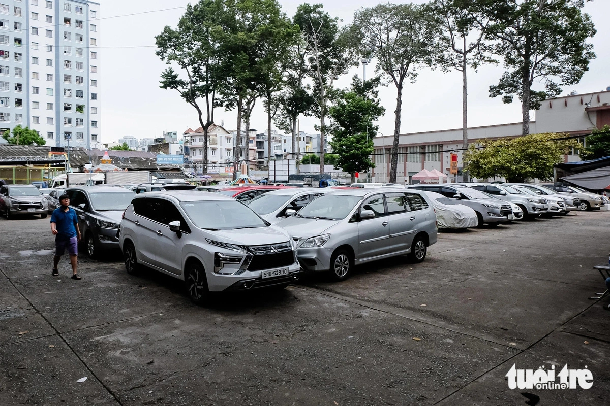 The administration in District 10, Ho Chi Minh City has also suggested turning a 800-square-meter area in the front yard of Ly Thuong Kiet apartment building into a parking lot for five years. Photo: Phuong Nhi / Tuoi Tre