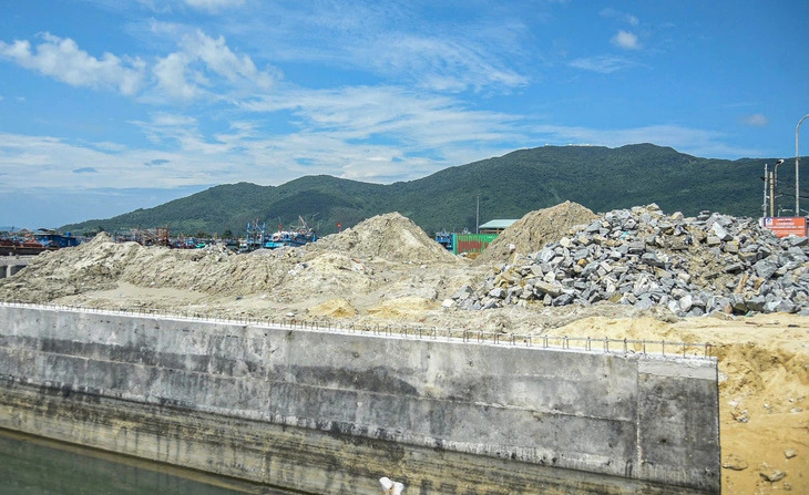 The project will connect Piers 1 and 3 to Pier 2 and a newly constructed pier of the Tho Quang fishing port in Da Nang, central Vietnam. Photo: Thanh Nguyen / Tuoi Tre