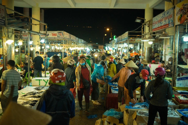 According to the Da Nang Statistics Office, the city’s seafood production in August is estimated to exceed 3,500 metric tons. Photo: Thanh Nguyen / Tuoi Tre