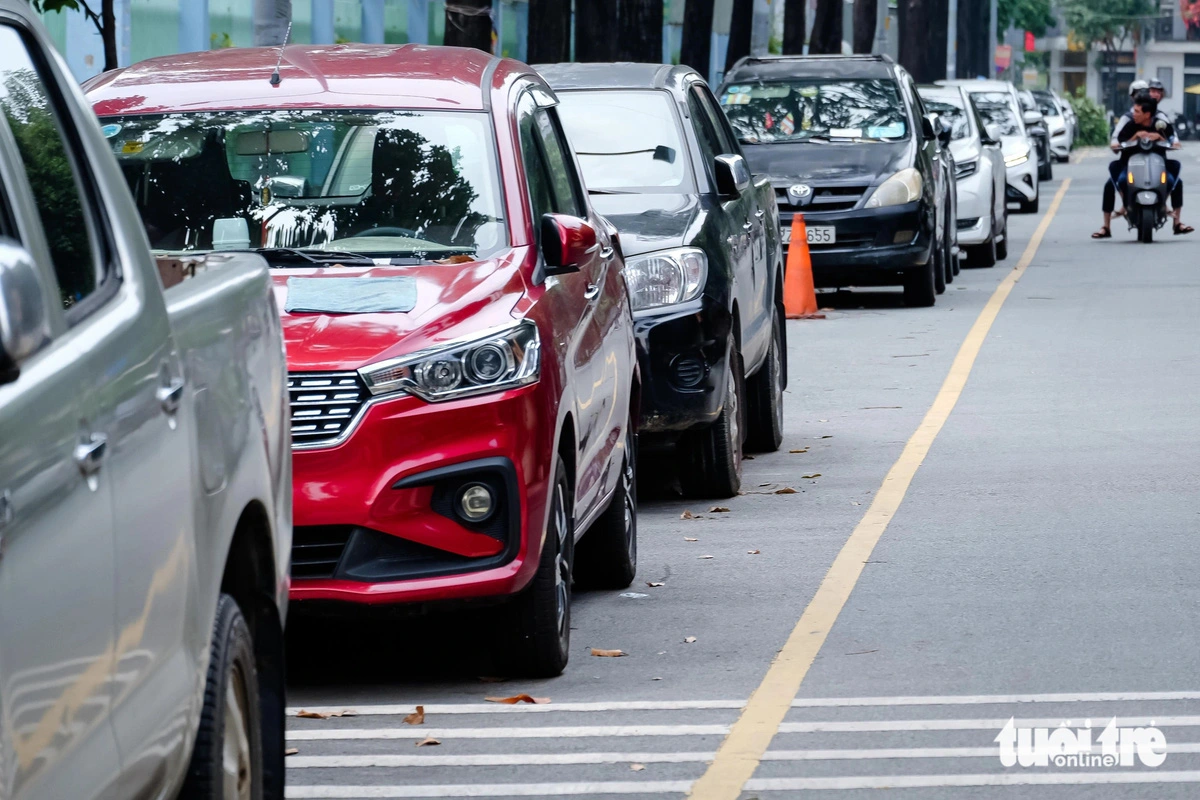 The People’s Committee in Phu Nhuan District, Ho Chi Minh City is seeking the license for a 950-square-meter parking area at the culture and sports center No. 1 on Hoa Phuong Street with a life span of 10 years. Photo: Phuong Nhi / Tuoi Tre