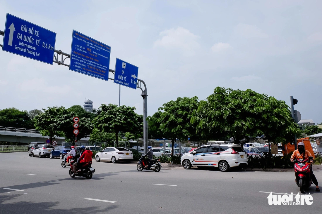 The municipal Department of Transport has proposed licensing a housing project with a parking lot and a public toilet on an over-3,500-square-meter lot adjacent to a road leading to the international terminal of Tan Son Nhat International Airport in Tan Binh District. Photo: Phuong Nhi / Tuoi Tre