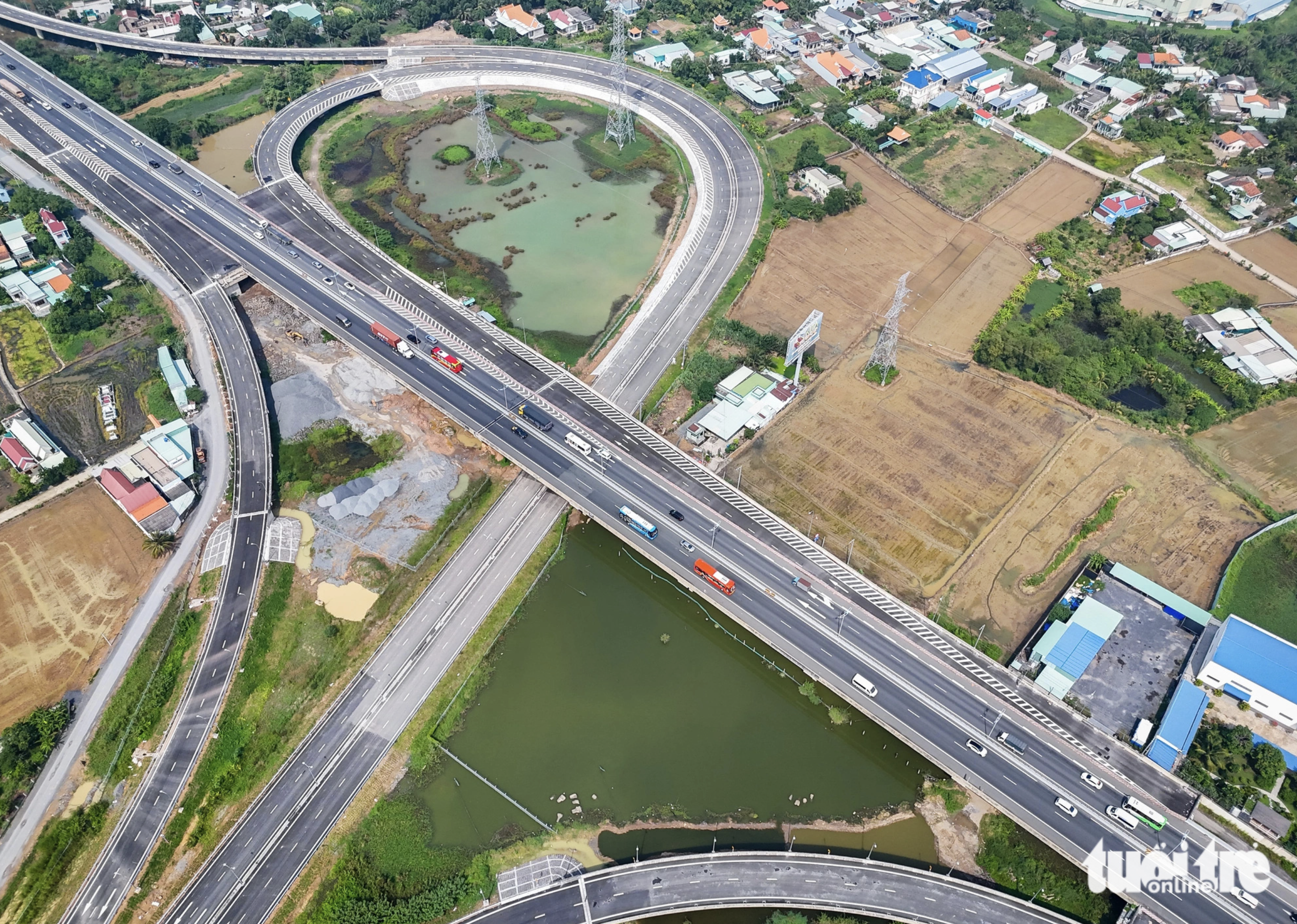 A stretch of the Ho Chi Minh City - Trung Luong Expressway connects with the Ben Luc - Long Thanh Expressway. Photo: Chau Tuan / Tuoi Tre