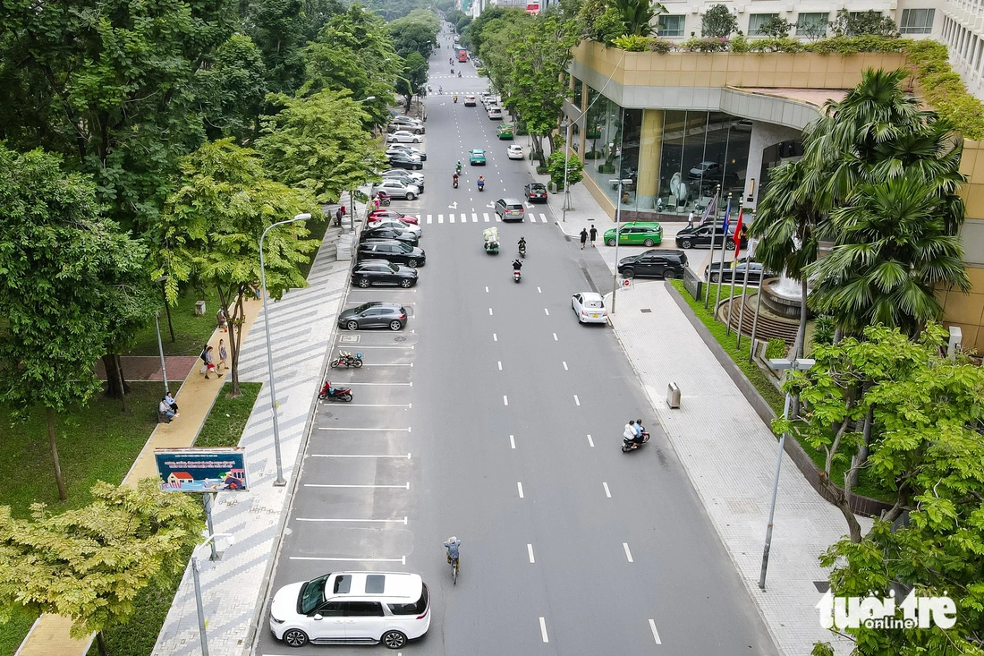 Part of the roadbed of a Le Lai Street section from Pham Hong Thai Street to Nguyen Thi Nghia Street in District 1, Ho Chi Minh City covering 348 square meters is being used as a paid parking spot. Photo: Phuong Nhi / Tuoi Tre