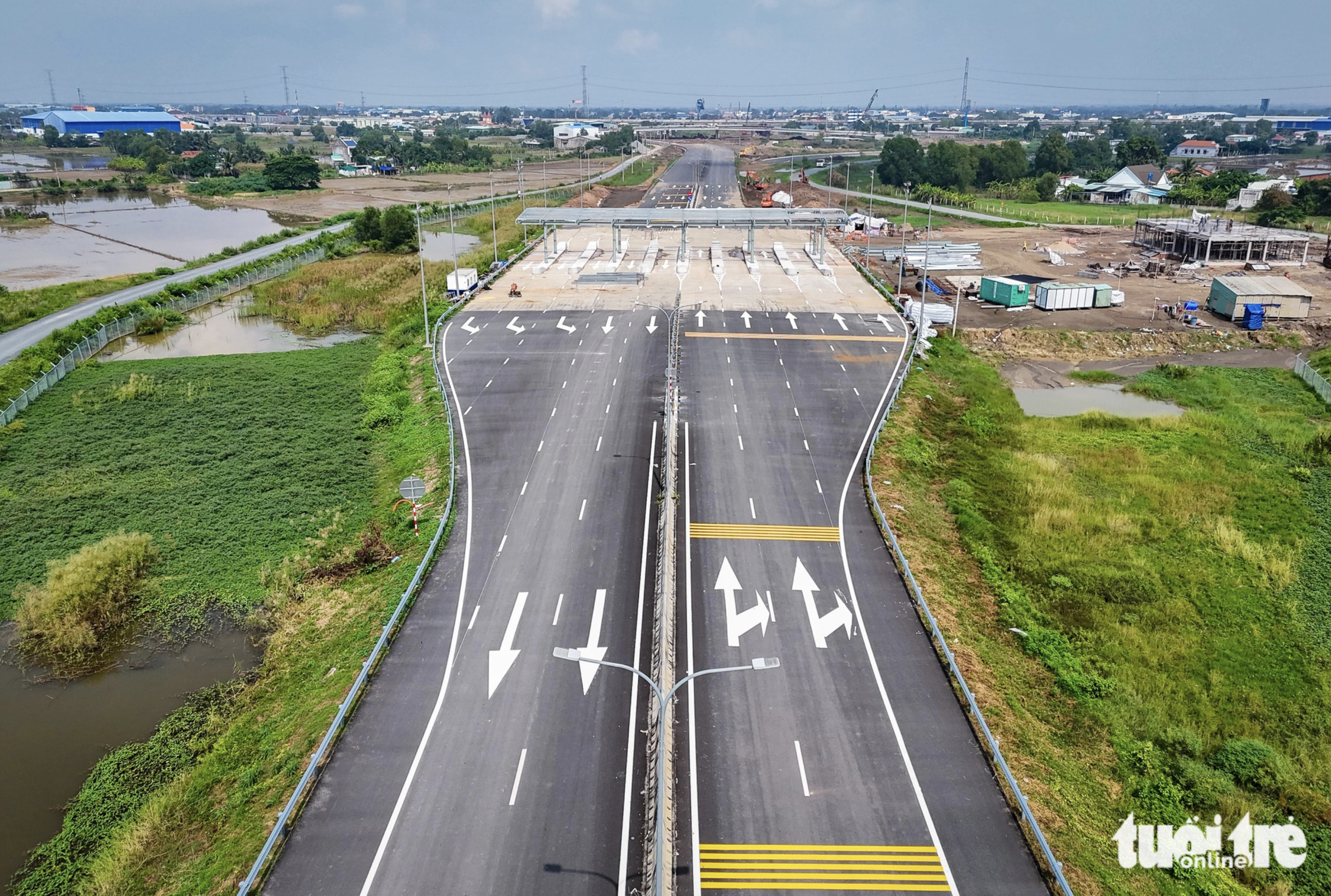 A tollgate, some 500 meters from the My Yen Intersection, starts to take shape. Photo: Chau Tuan / Tuoi Tre