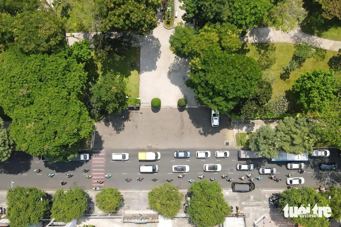 Part of the frontage of Le Van Tam Park on a Hai Ba Trung Street section from Vo Thi Sau Street to Dien Bien Phu Street in District 3, Ho Chi Minh City is supposed to house 144 cars. Photo: Ai Nhan / Tuoi Tre