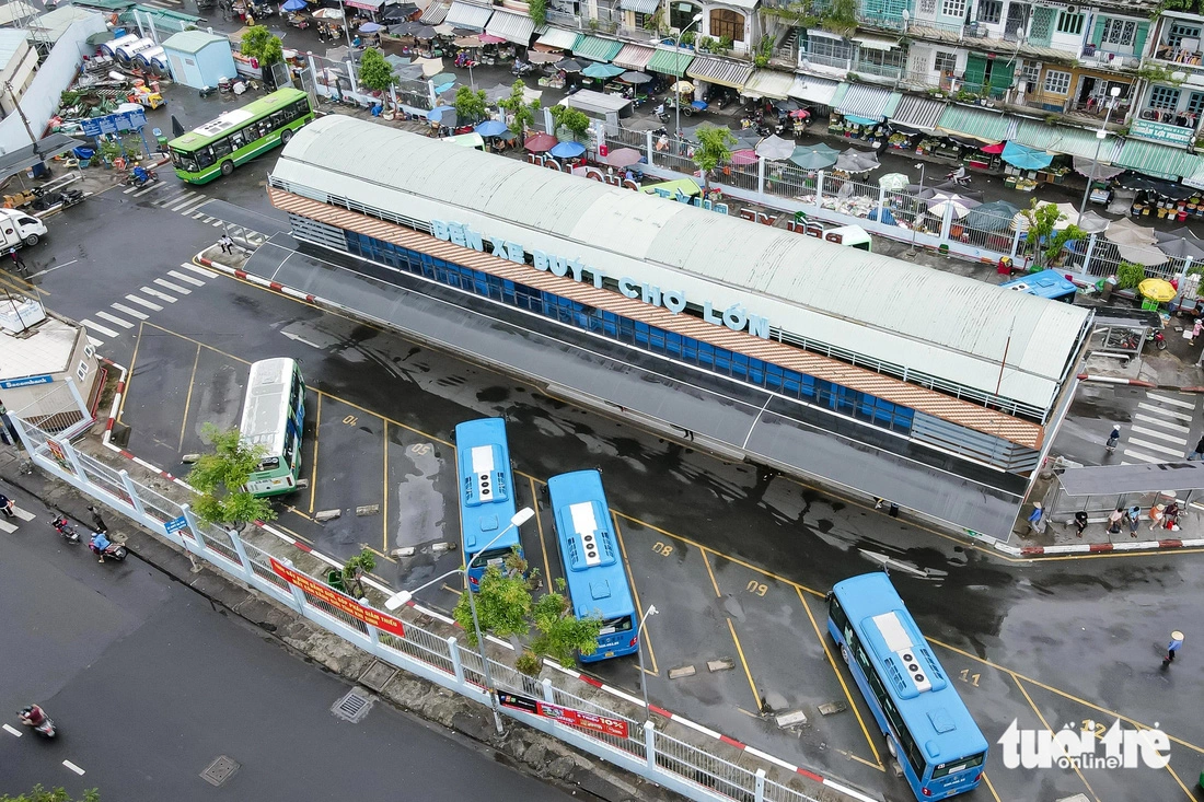 The 312-square-meter land lot inside the Cho Lon bus station in District 5, Ho Chi Minh City may be allocated for a parking lot which will have a capacity of 64 cars and 200 motorbikes. Photo: Phuong Nhi / Tuoi Tre