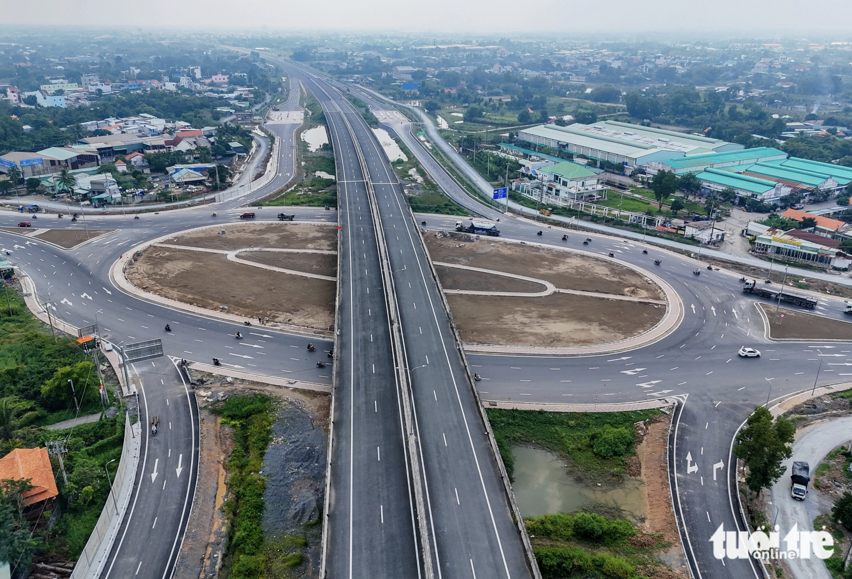 A stretch of the Ben Luc - Long Thanh Expressway and leading roads clearly take shape. Photo: Le Phan / Tuoi Tre