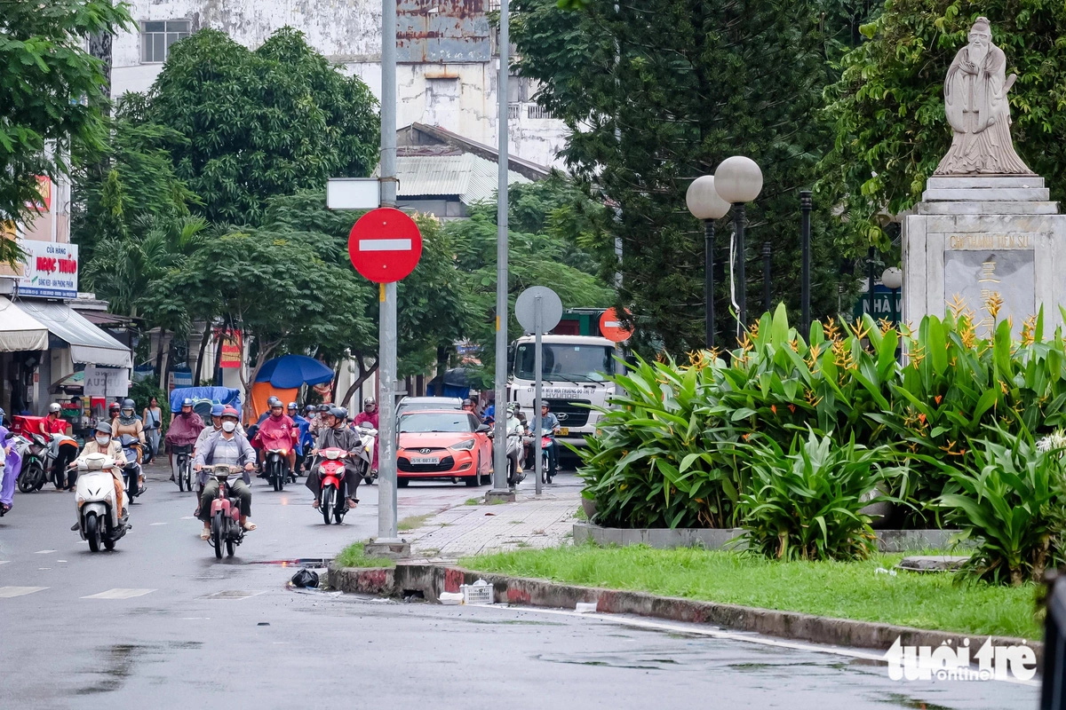 A 468-square-meter roadbed area of Hai Thuong Lan Ong Street in District 5, Ho Chi Minh City has been proposed to become a public parking lot for 94 cars. Photo: Phuong Nhi / Tuoi Tre