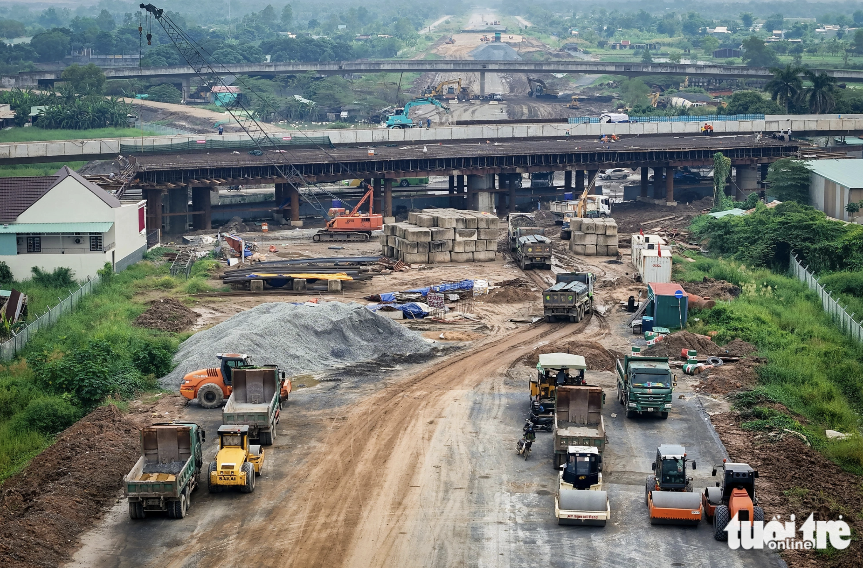 The construction site of an intersection between the Ben Luc - Long Thanh Expressway and National Highway 50. Photo: Le Phan / Tuoi Tre