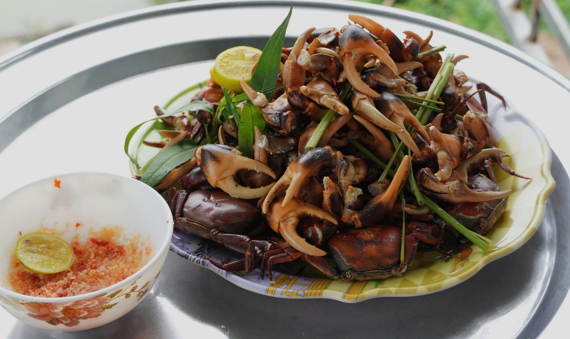 Boiled field crabs are served with chili salt. Photo: Phuoc Thanh / Tuoi Tre