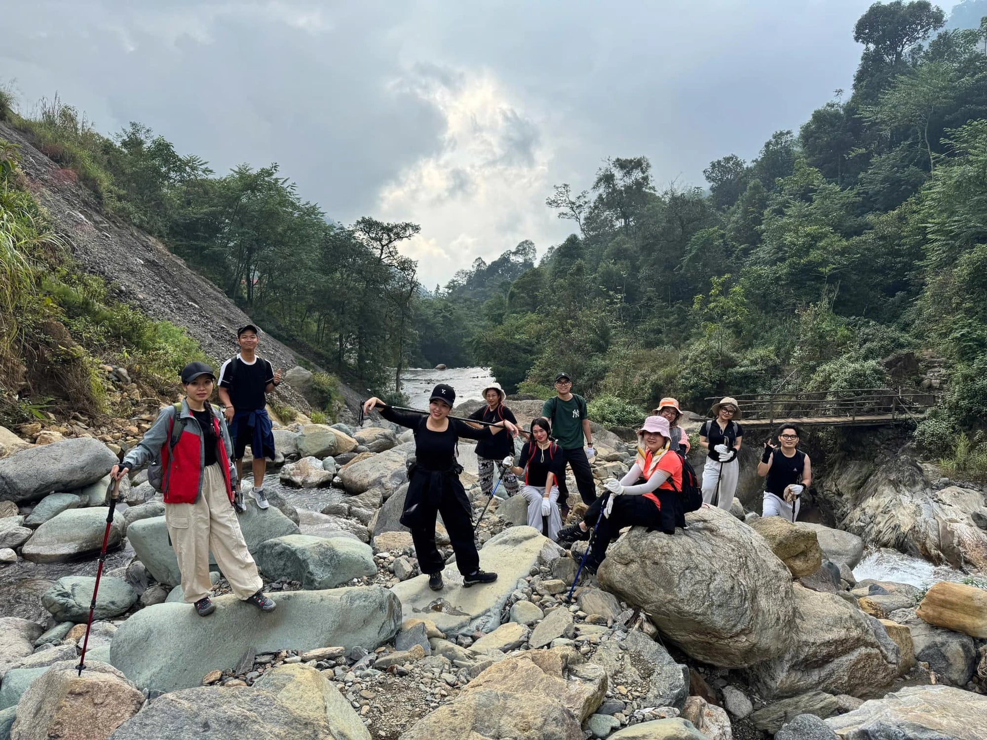 A group of visitors take a rest while trekking to Ta Chi Nhu Peak in Tram Tau District, Yen Bai Province, northern Vietnam. Photo: Hoang Gia