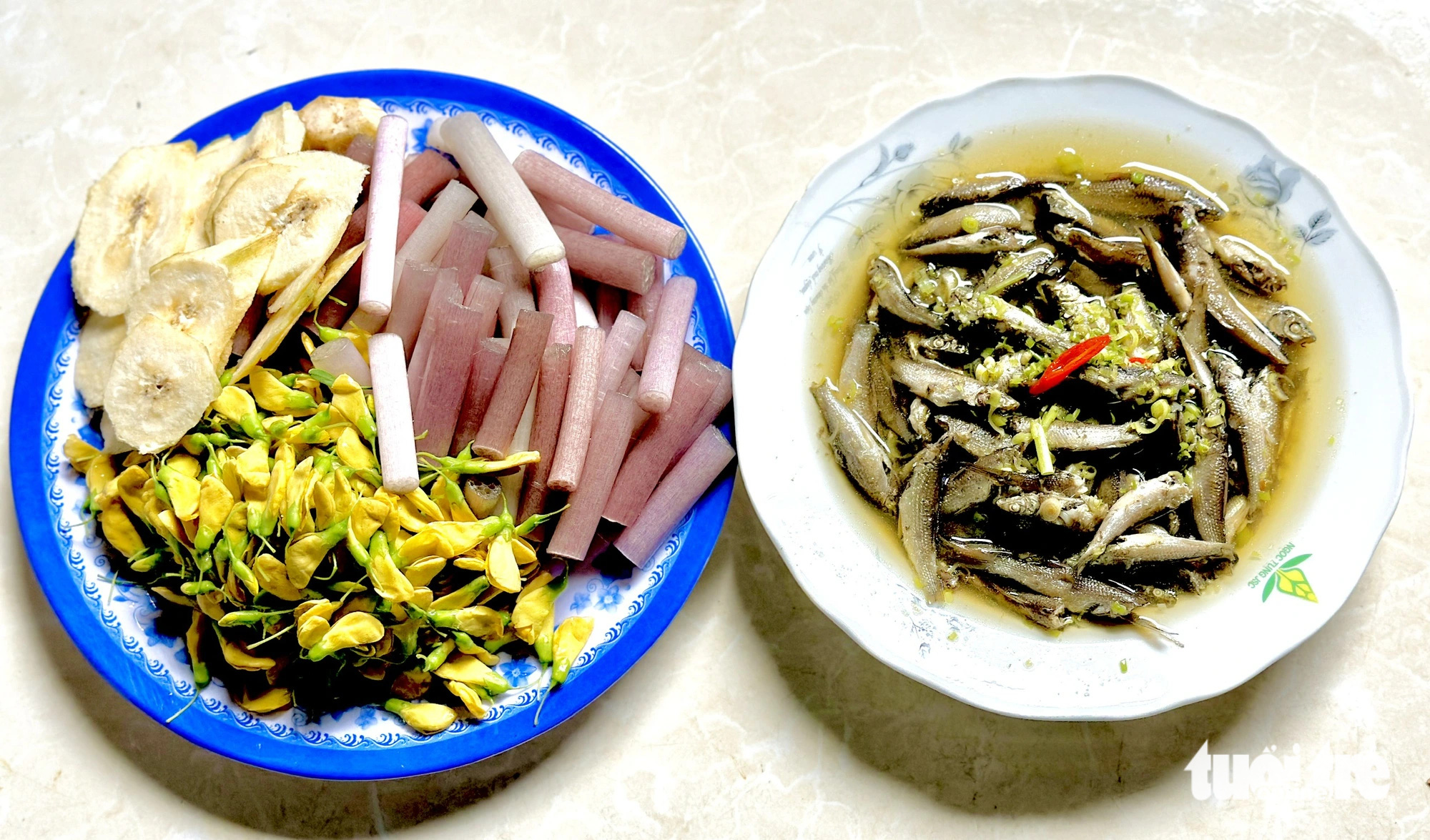 Lightly braised linh fish (Siamese mud carp) is served with water lilies, sesbania sesban, and green bananas. Photo: Dang Tuyet / Tuoi Tre