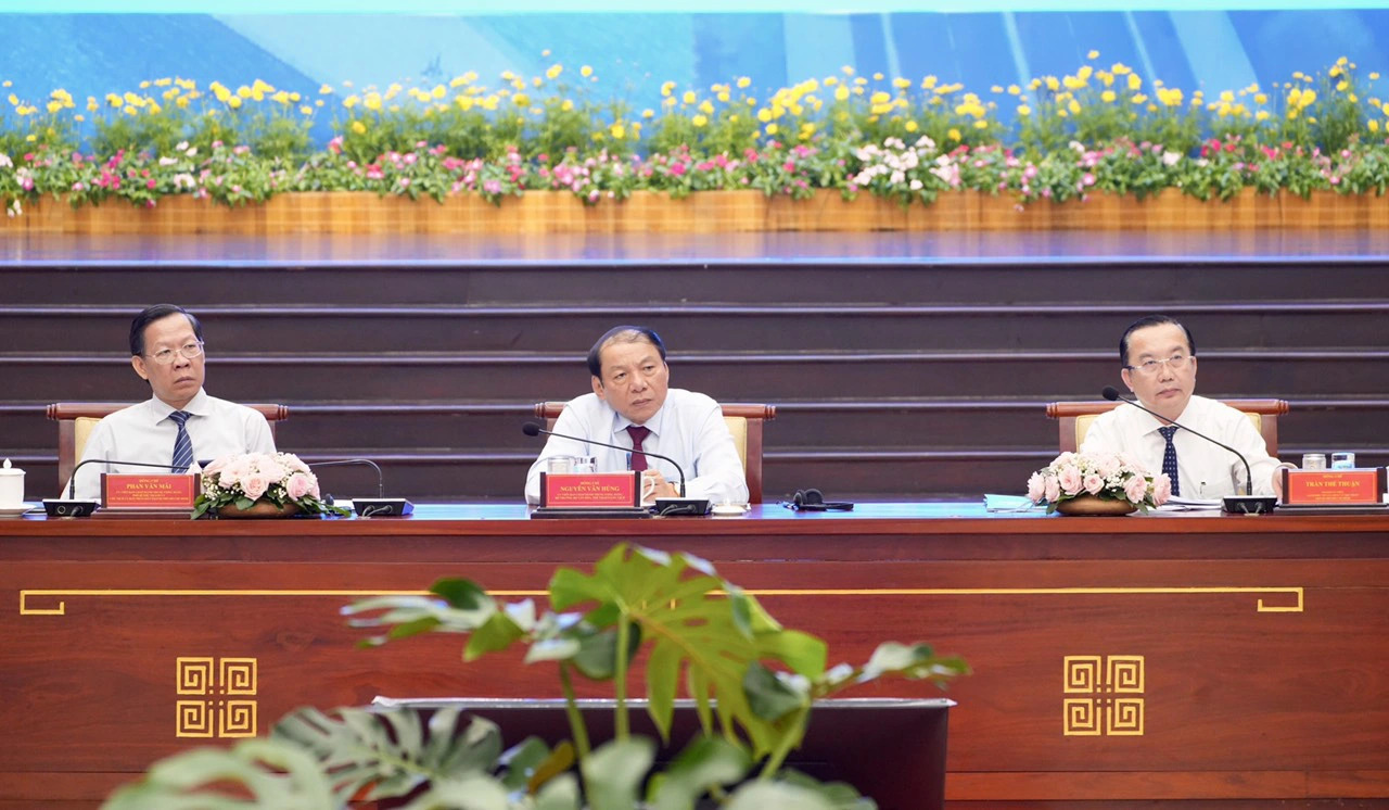 Vietnamese Minister of Culture, Sports and Tourism Nguyen Van Hung (C) and leaders of Ho Chi Minh City co-host an investment promotion conference held in the city on October 15, 2024. Photo: Huu Hanh / Tuoi Tre