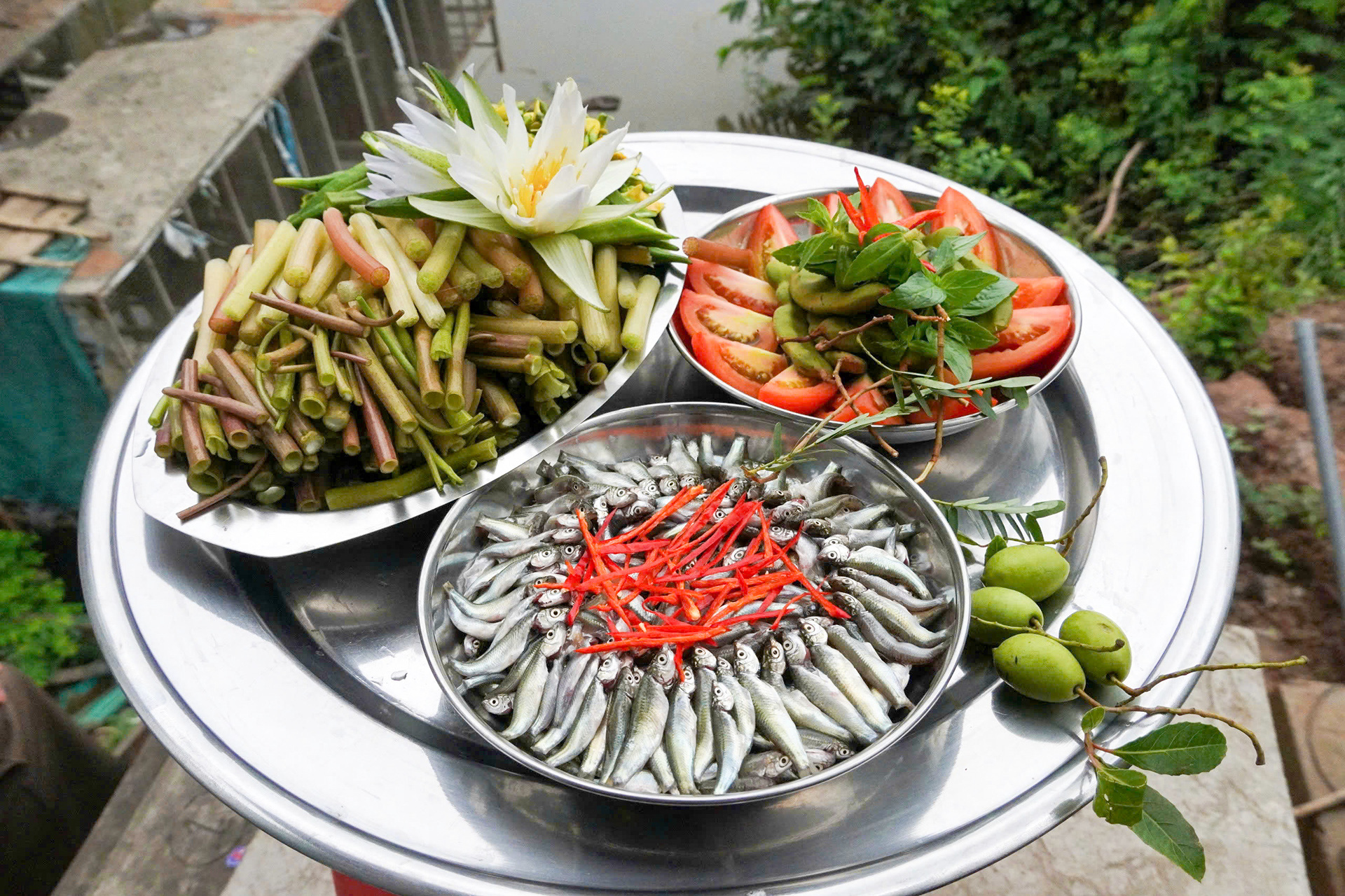 A tray of linh fish (Siamese mud carp) and vegetables. Photo: Phuoc Thanh / Tuoi Tre