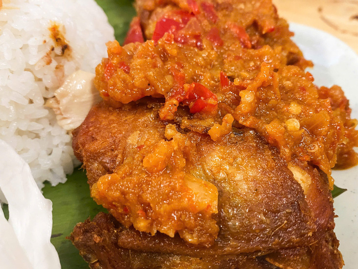 Chicken is brushed with the signature sambal sauce of Indonesia at Ayam Penyet Vindo in District 1, Ho Chi Minh City. Photo: Dang Khuong / Tuoi Tre