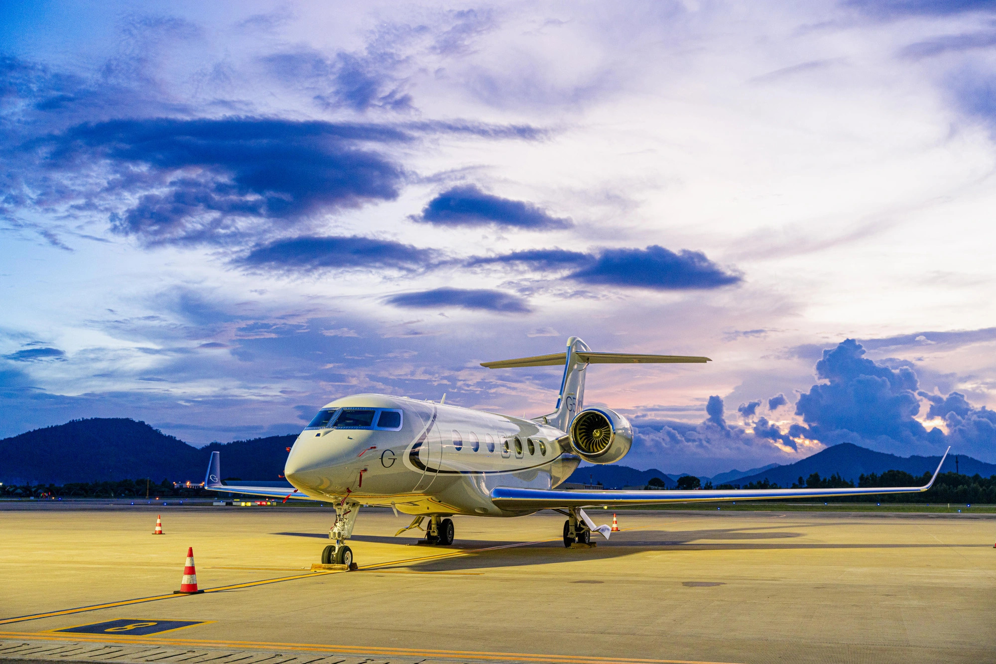 Five Gulfstream jets carried 50 passengers, including world billionaires and Gulfstream’s operators, to Da Nang City, central Vietnam to attend its three-day customer conference. Photo: Tho Quang / Tuoi Tre