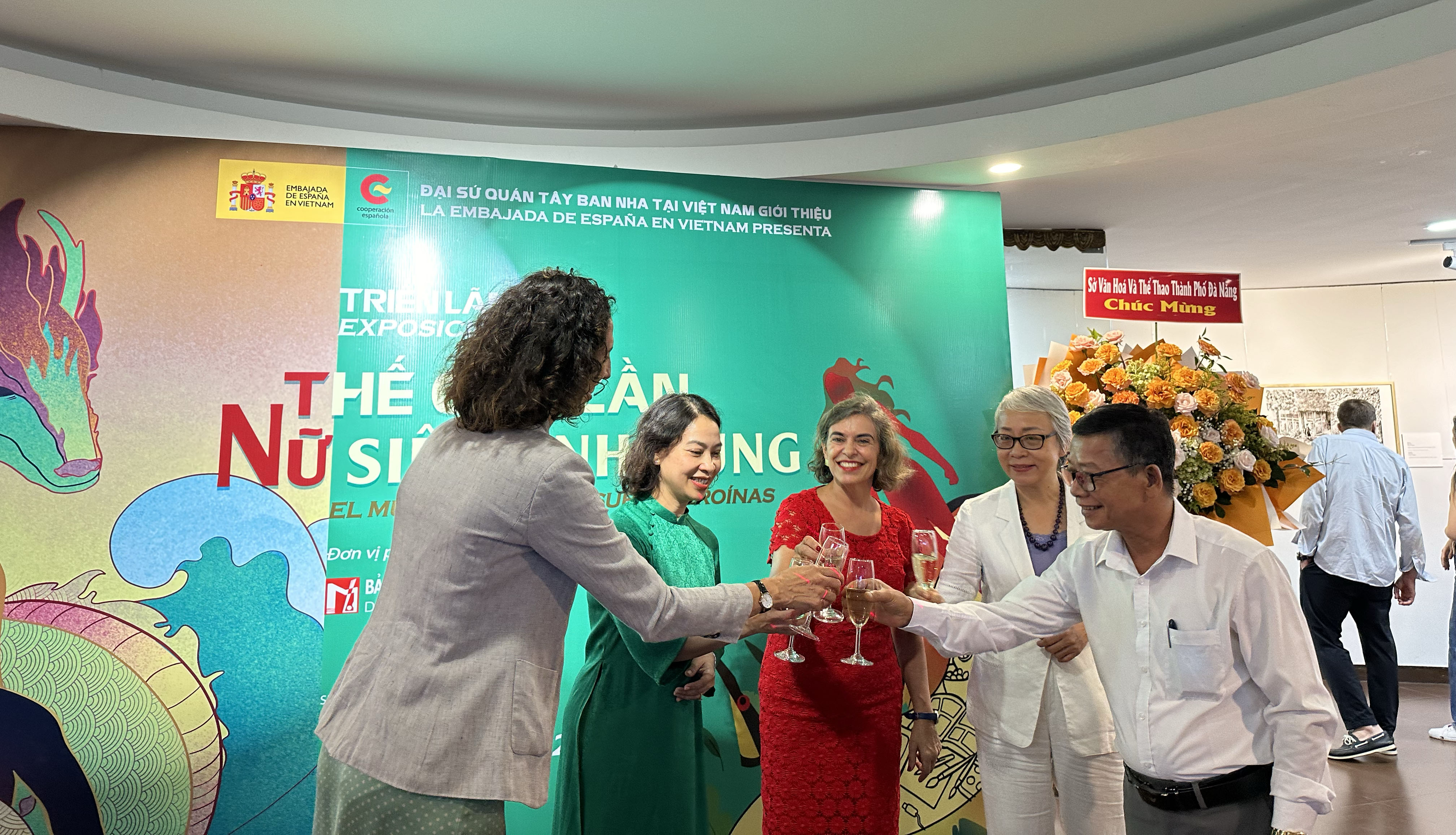 Representatives from the Vietnamese and Spanish organizing committees at the opening ceremony of the ‘The World Needs Superheroines’ exhibition in Da Nang, Vietnam. Photo: Nguyen Thu / Tuoi Tre News