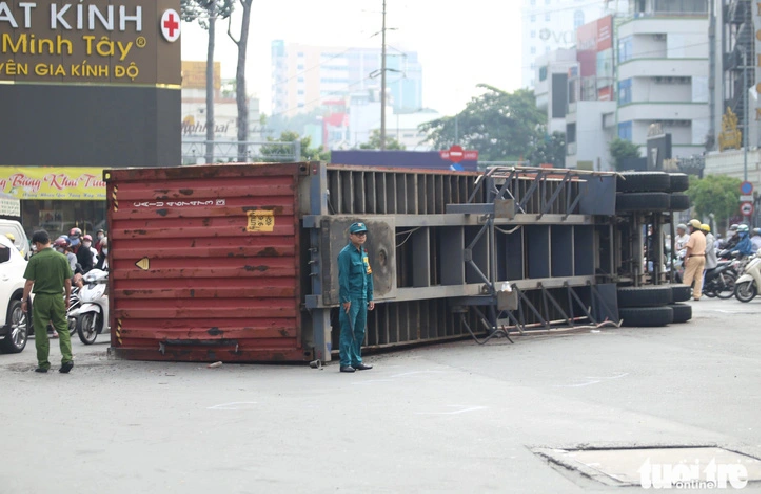 Overturned container truck causes traffic congestion at roundabout in downtown Ho Chi Minh City