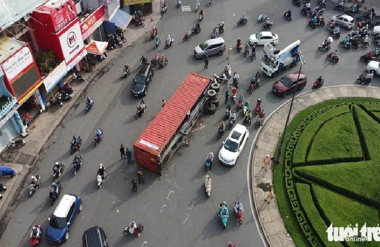 A container truck turns on its side at Cong Truong Cong Hoa Roundabout in Ward 2, District 3, Ho Chi Minh City, October 18, 2024. Photo: Minh Hoa / Tuoi Tre