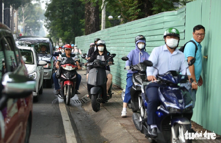 The incident causes serious gridlock on Tran Phu Street in District 3, Ho Chi Minh City, October 18, 2024. Photo: Minh Hoa / Tuoi Tre