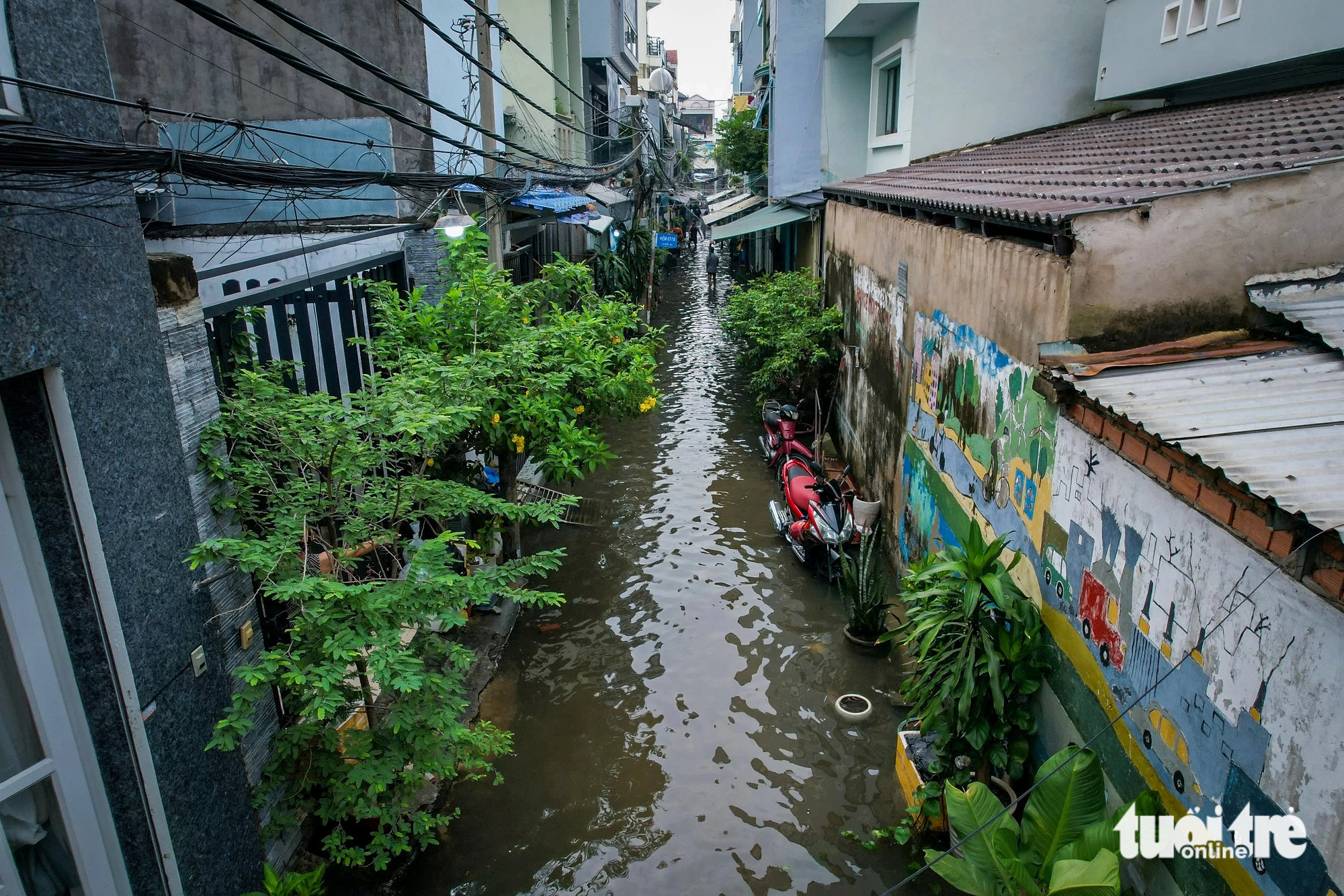 Alley 67 on Bui Van Ba Street in District 7, Ho Chi Minh City is flooded, October 18, 2024. Photo: Le Phan / Tuoi Tre